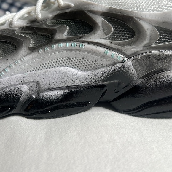 Designer custom sneakers (black spray-paint) limited edition - Picture 3 of 3